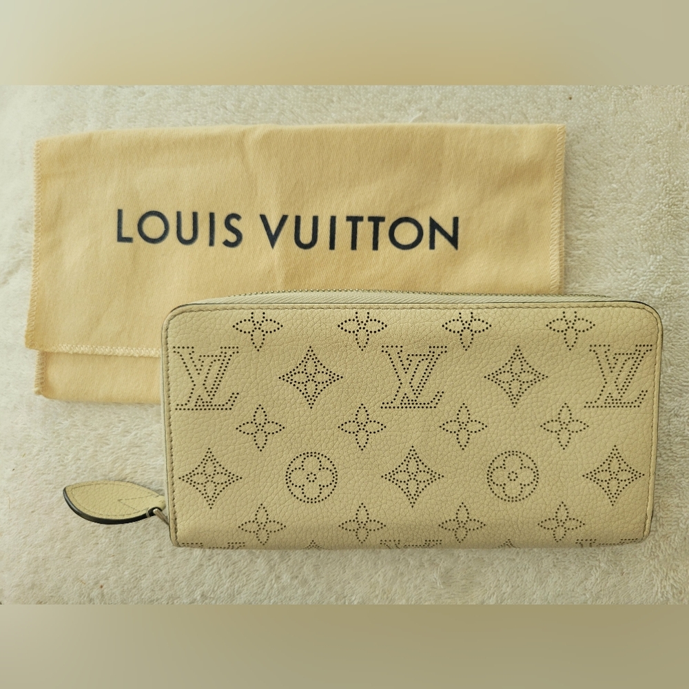 🌟LOUIS VUITTON Yvoire (beige) Mahina Zippy wallet w dust cover M61869